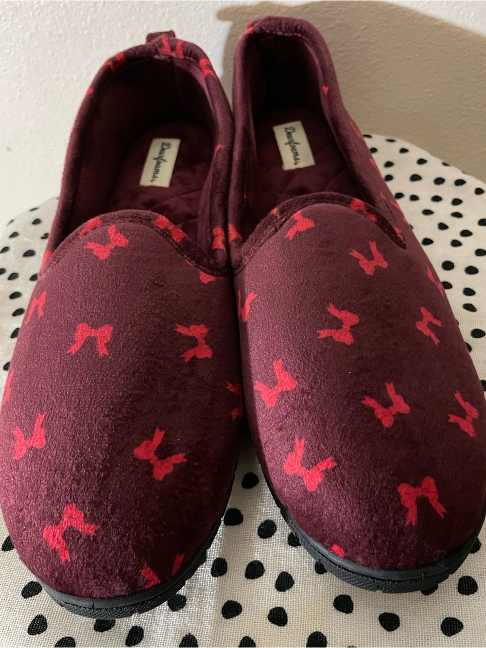 dearfoams Burgundy Velvet Slippers with Red Bow Pattern